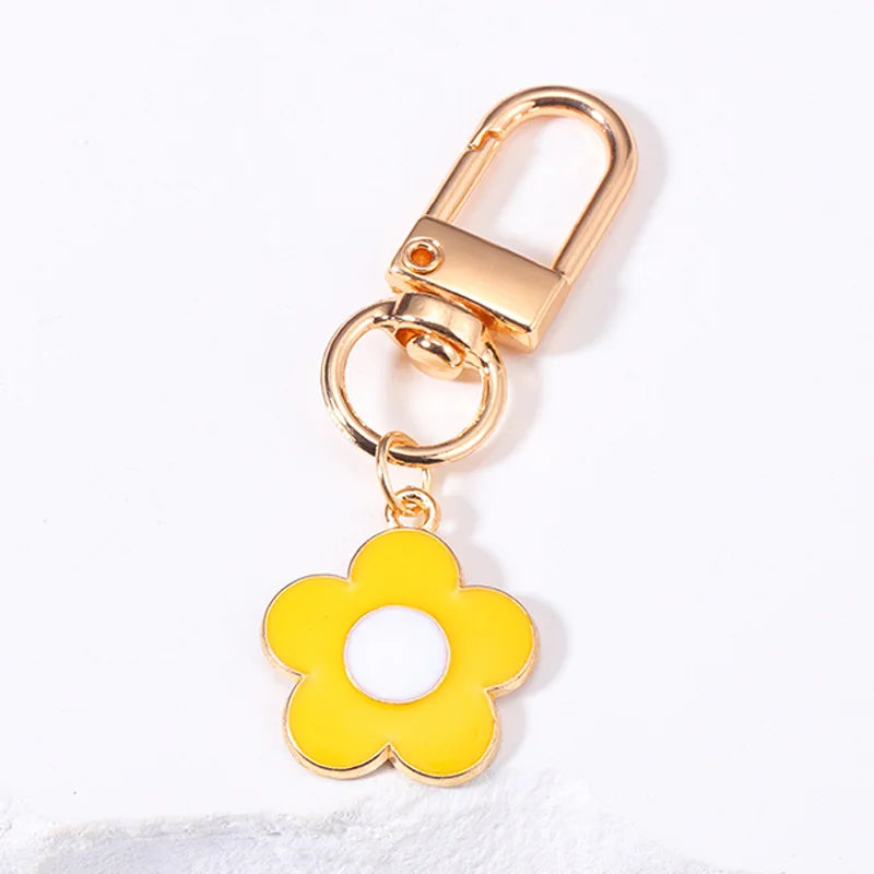Lovely White Daisy Keychain Enamel Crystal Bee Metal Keychains Flower Charm Pendant Purse Bag Decoration Women Girls Accessories