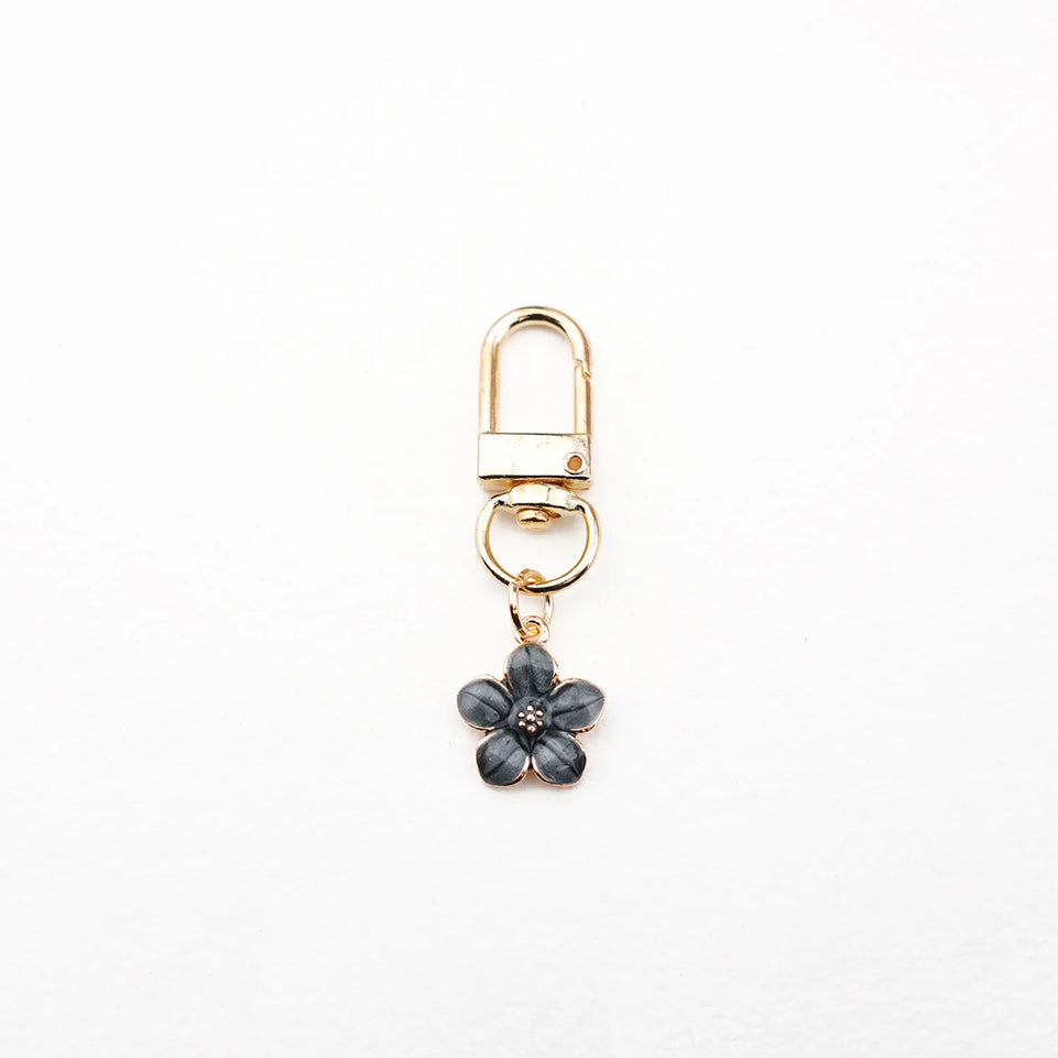 Lovely White Daisy Keychain Enamel Crystal Bee Metal Keychains Flower Charm Pendant Purse Bag Decoration Women Girls Accessories