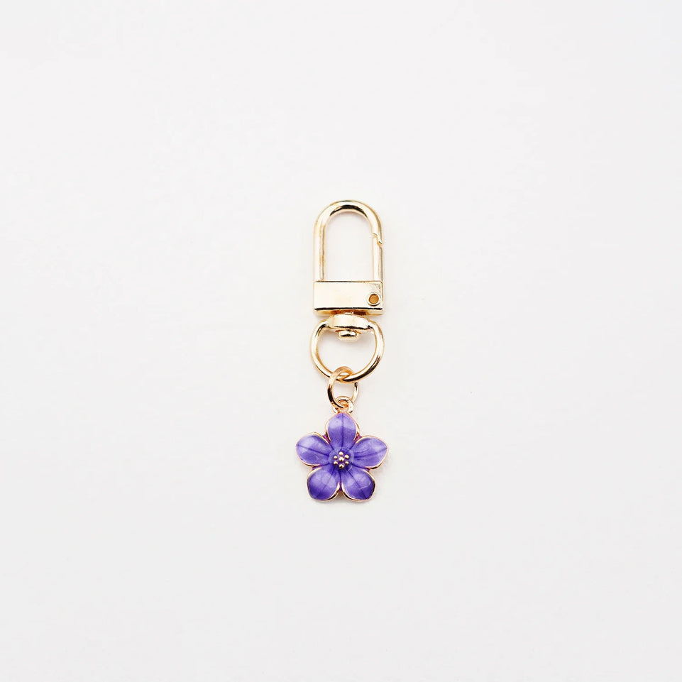 Lovely White Daisy Keychain Enamel Crystal Bee Metal Keychains Flower Charm Pendant Purse Bag Decoration Women Girls Accessories