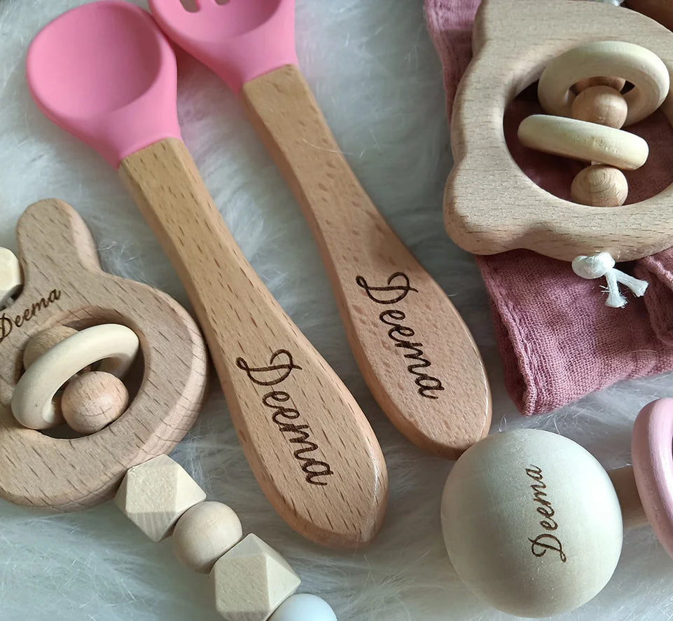 10 Pieces Of Personalized Name Newborn Bath Toy Gift Set 0-12 Months Old Baby Rattle Toy Baby Boy Girl Birth Name Plate Gift Set