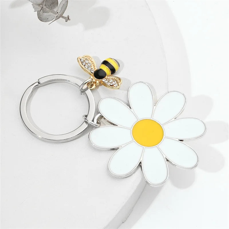 Lovely White Daisy Keychain Enamel Crystal Bee Metal Keychains Flower Charm Pendant Purse Bag Decoration Women Girls Accessories