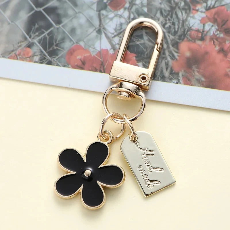 Lovely White Daisy Keychain Enamel Crystal Bee Metal Keychains Flower Charm Pendant Purse Bag Decoration Women Girls Accessories