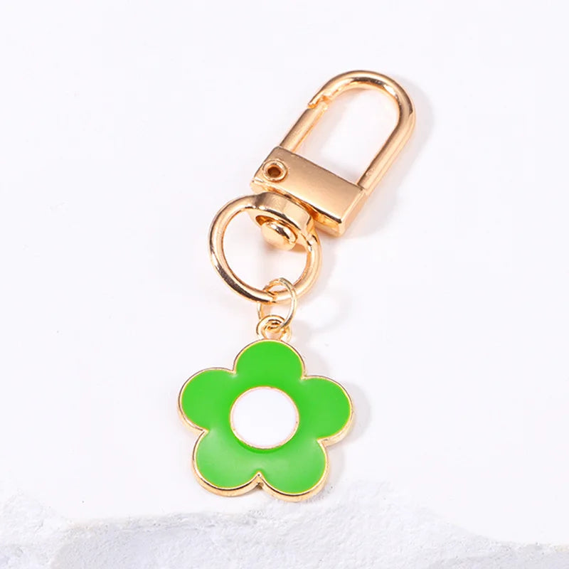 Lovely White Daisy Keychain Enamel Crystal Bee Metal Keychains Flower Charm Pendant Purse Bag Decoration Women Girls Accessories