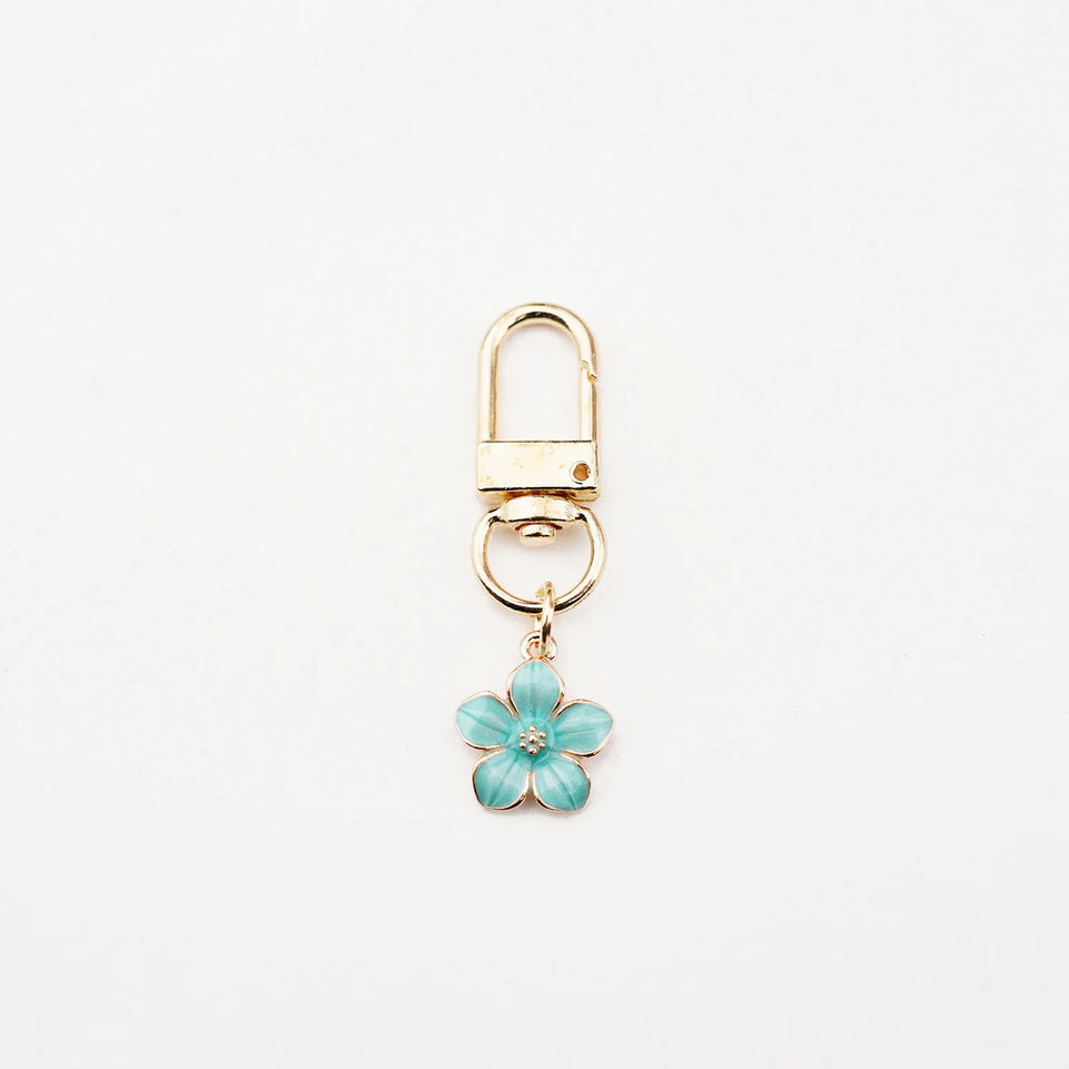 Lovely White Daisy Keychain Enamel Crystal Bee Metal Keychains Flower Charm Pendant Purse Bag Decoration Women Girls Accessories