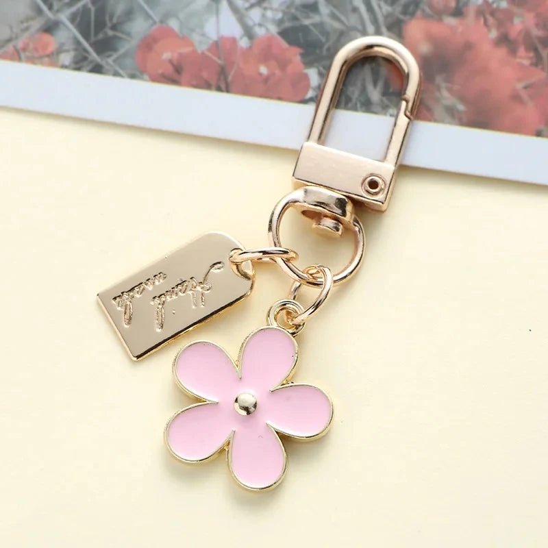 Lovely White Daisy Keychain Enamel Crystal Bee Metal Keychains Flower Charm Pendant Purse Bag Decoration Women Girls Accessories