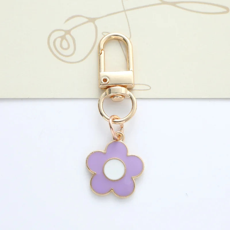 Lovely White Daisy Keychain Enamel Crystal Bee Metal Keychains Flower Charm Pendant Purse Bag Decoration Women Girls Accessories