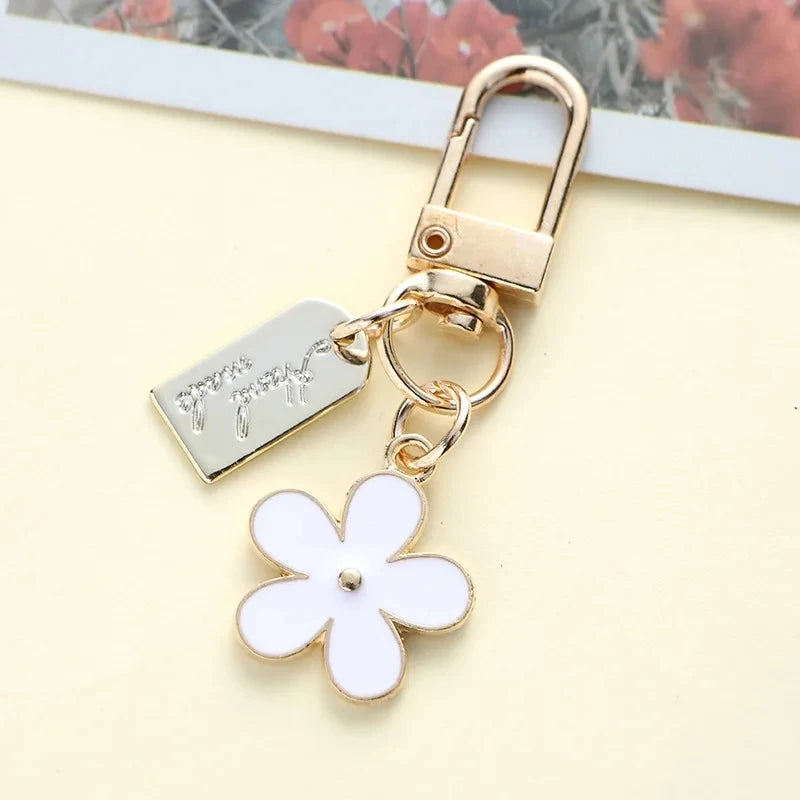 Lovely White Daisy Keychain Enamel Crystal Bee Metal Keychains Flower Charm Pendant Purse Bag Decoration Women Girls Accessories
