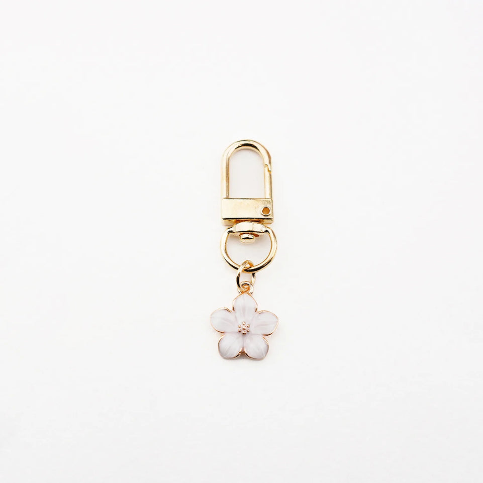 Lovely White Daisy Keychain Enamel Crystal Bee Metal Keychains Flower Charm Pendant Purse Bag Decoration Women Girls Accessories