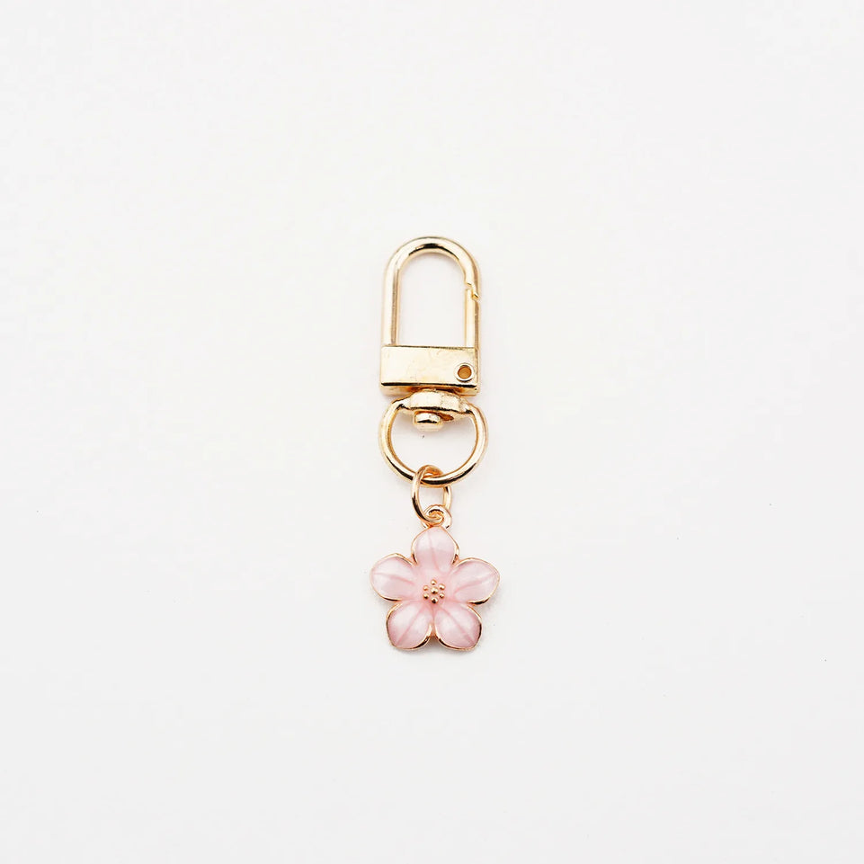 Lovely White Daisy Keychain Enamel Crystal Bee Metal Keychains Flower Charm Pendant Purse Bag Decoration Women Girls Accessories