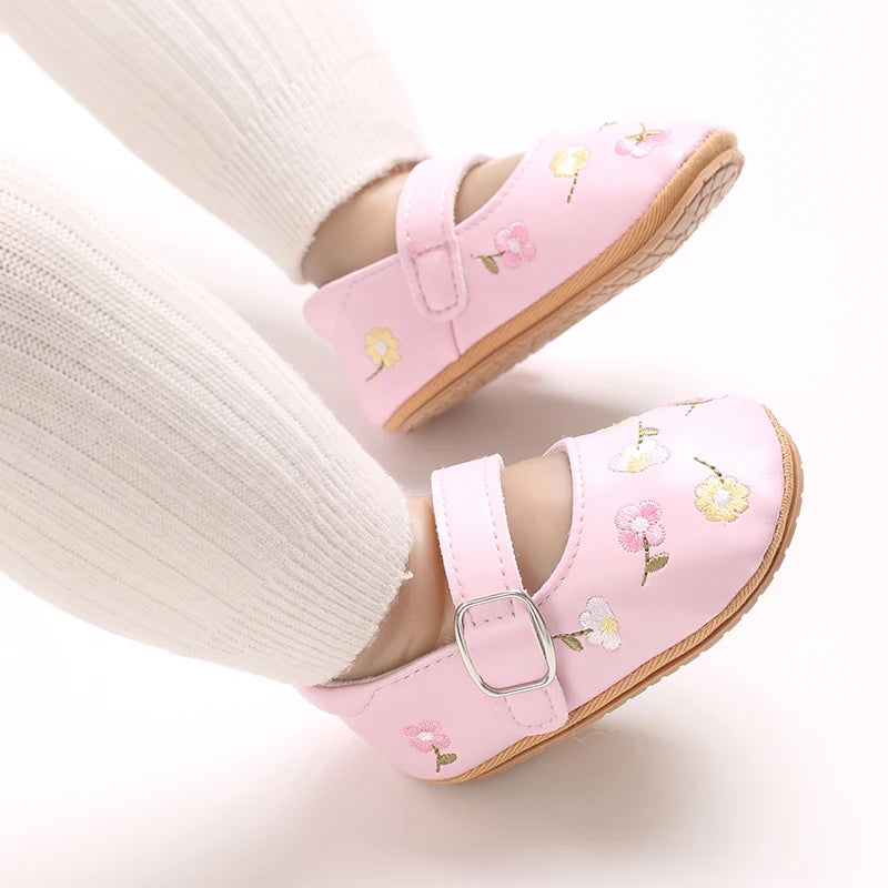 New Baby Shoes Embroidered Girl Baby Shoes Mary Jane Flat Shoes Princess Shoes Non slip Rubber Soles 0-18M Newborn