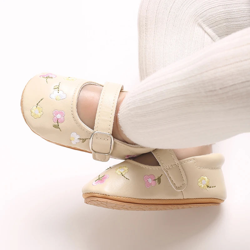 New Baby Shoes Embroidered Girl Baby Shoes Mary Jane Flat Shoes Princess Shoes Non slip Rubber Soles 0-18M Newborn