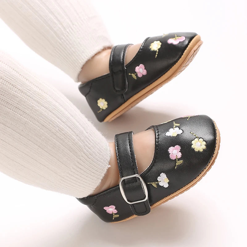 New Baby Shoes Embroidered Girl Baby Shoes Mary Jane Flat Shoes Princess Shoes Non slip Rubber Soles 0-18M Newborn